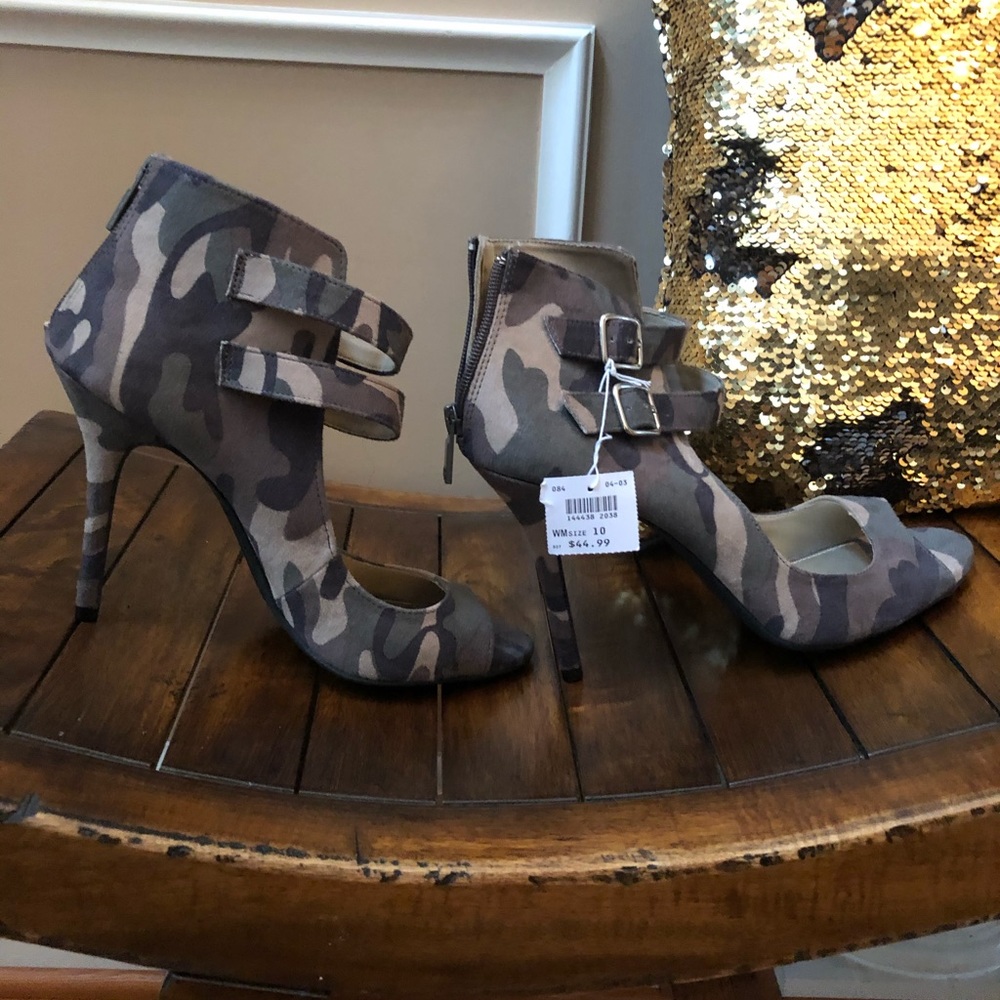Christian Siriano Camo Peep Toe Pumps, size 10